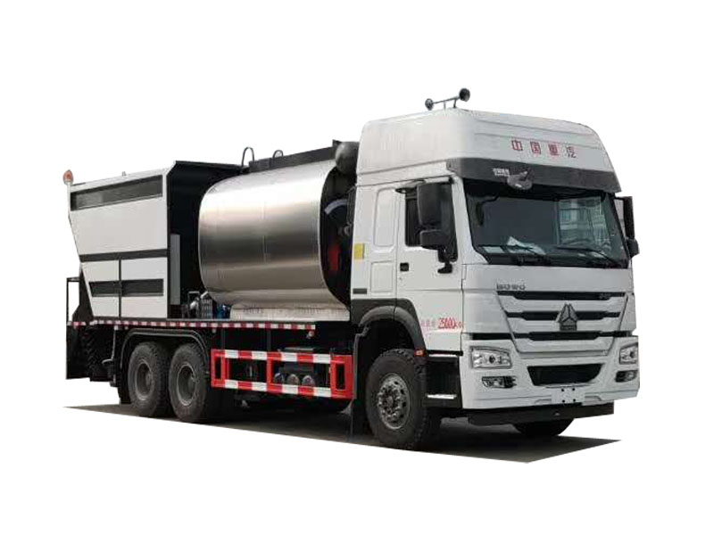 重汽豪沃后雙橋同步碎石封層車在山東施工